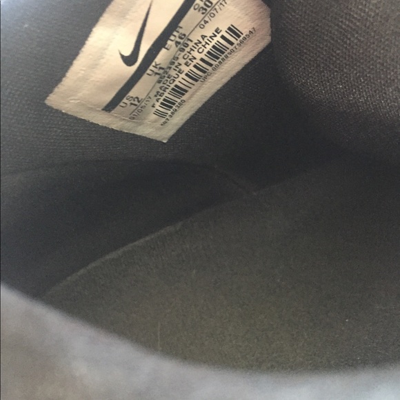 Nike Kyrie 3 basketball shoe black and yellow - Picture 6 of 7